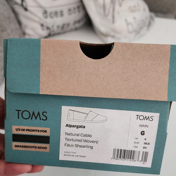 Toms - Picture 6 of 6